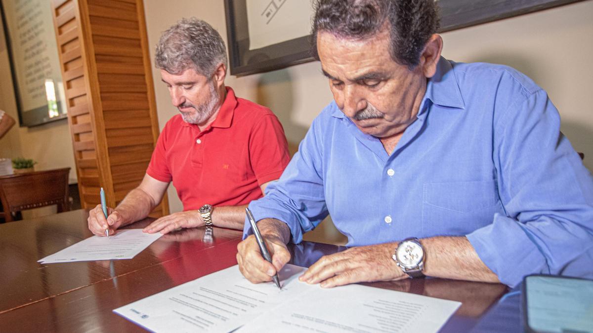 Pepe Vegara (PP) y Manuel Mestre (Vox) firmando el acuerdo de gobierno