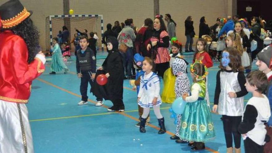 Un grupo de niños disfruta de la animación en la fiesta del Entroido de Soutomaior, ayer. // FdV