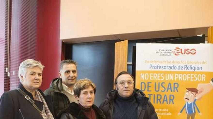Por la izquierda, Montse García, Antonio Cabeza, Pilar Sariego y Gonzalo Menéndez, con el cartel de la campaña.