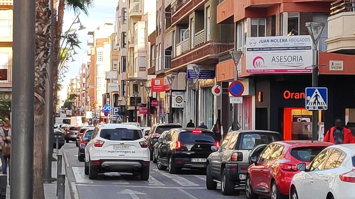 Imagen de la calle Ramón Gallud de Torrevieja, una de las princiales vías comerciales del centro de la ciudad