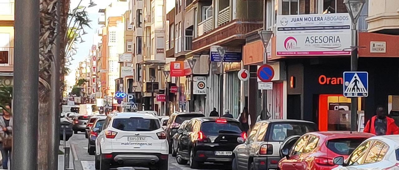 Imagen de la calle Ramón Gallud de Torrevieja, una de las princiales vías comerciales del centro de la ciudad