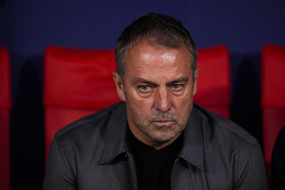 14/04/2026 Hansi Flick, head coach of FC Barcelona, looks on during the UEFA Champions League 2025/26 Quarter-Final Second Leg match between Atletico de Madrid and FC Barcelona at Riyadh Air Metropolitano on April 14, 2026, in Madrid, Spain. DEPORTES Oscar J. Barroso / AFP7 / Europa Press