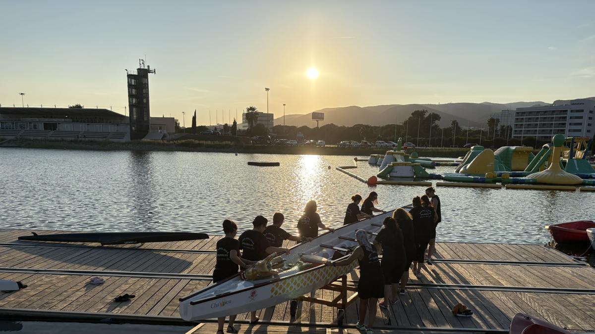 EImagen de un entrenamiento para la Dragon Boat de Castelldefels.