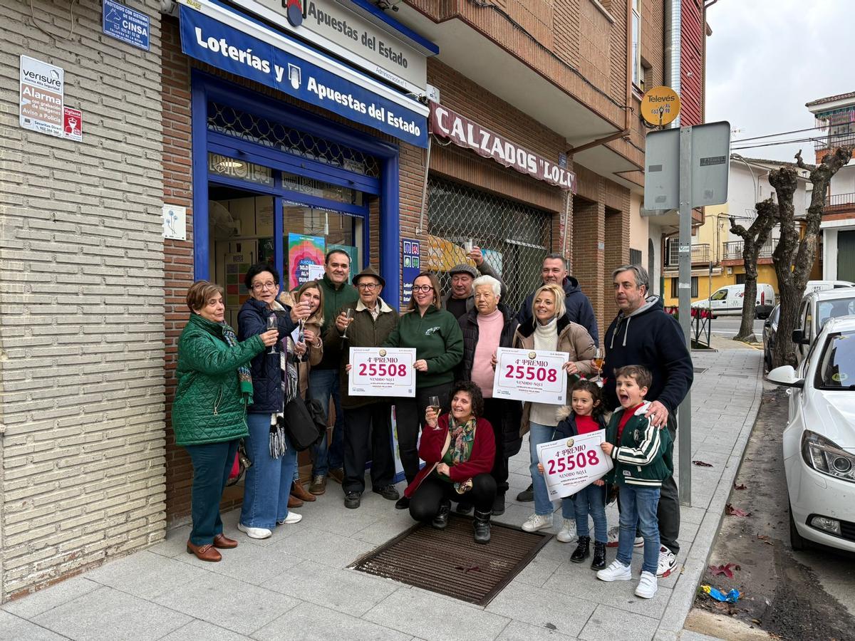 Celebran el cuarto premio de la Lotería de Navidad a las puertas de la administración de La Bellota de la Fortuna, en Madrigal de la Vera.