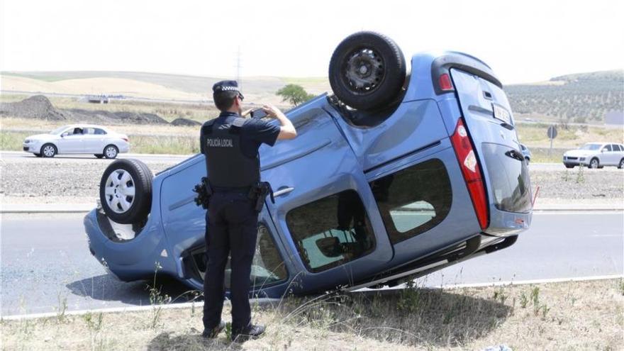 Una colisión provoca el vuelco de una furgoneta en La Torrecilla