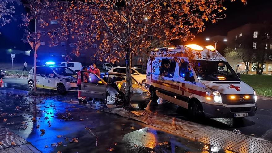 Herido leve un hombre de 57 años al chocar su coche contra un árbol en Badajoz