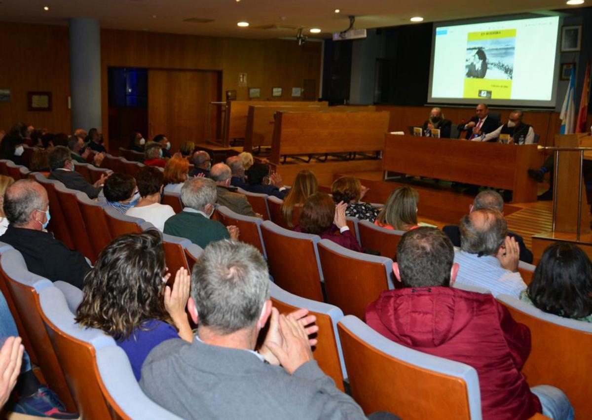 Otro momento del acto con la portada del libro al fondo. | // G.N.