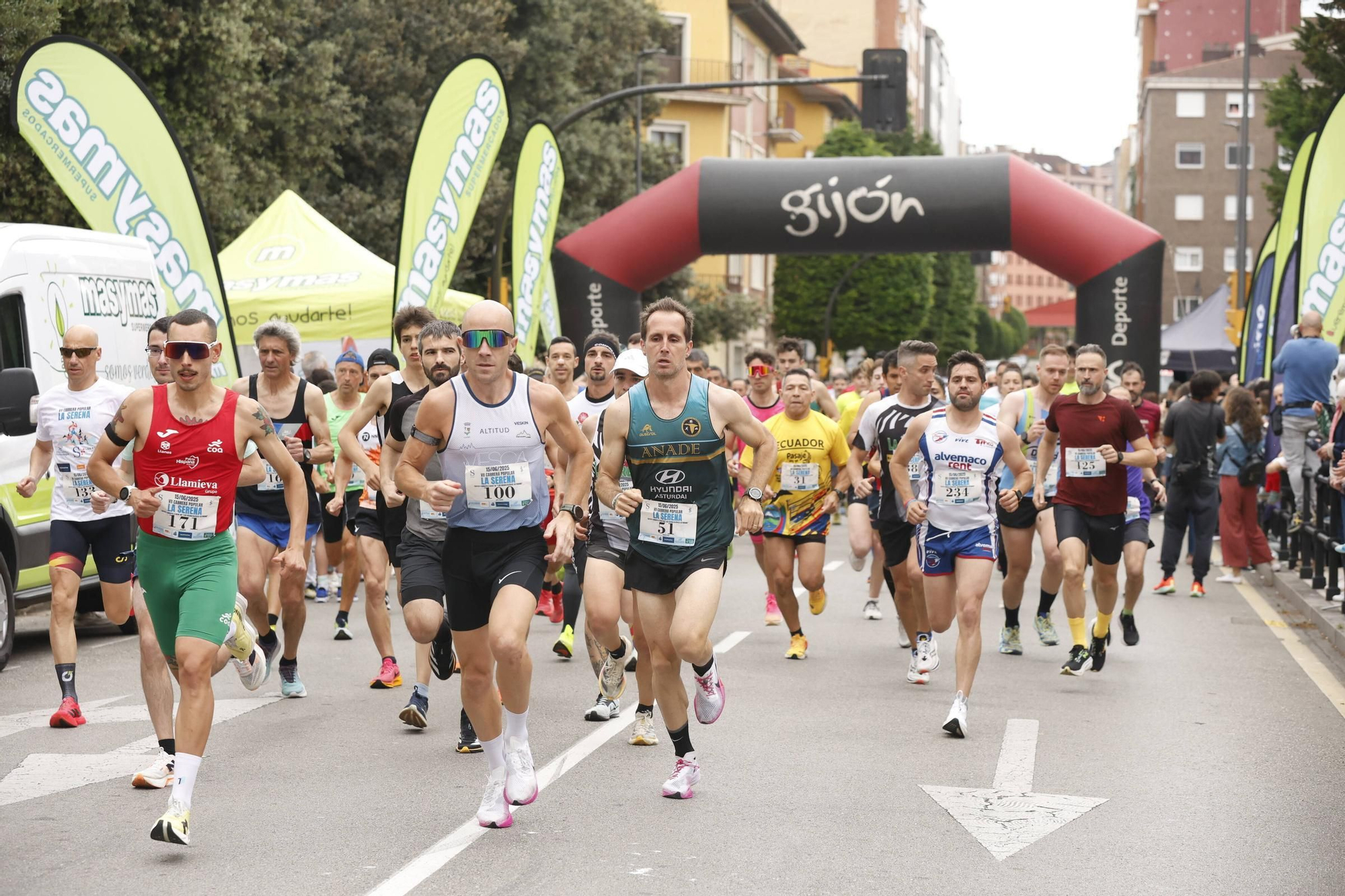 La carrera popular solidaria en El Llano, en Gijón, en imágenes