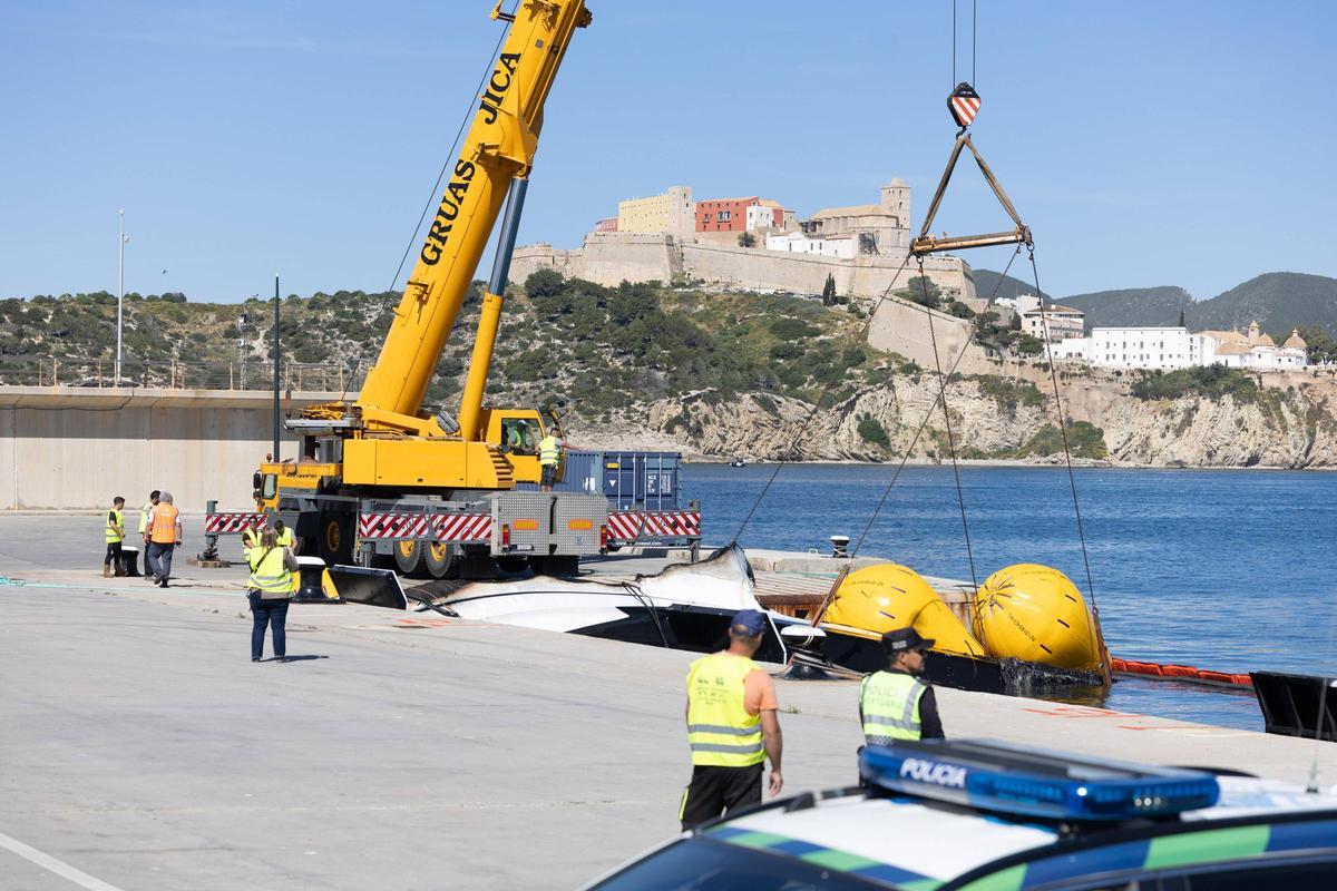 Espectaculares imágenes de la recuperación del yate que se incendió y se hundió en Ibiza