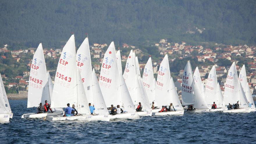 Una de las regatas disputadas en la Ría de Vigo del Campeonato de España de 420 organizado por el Real Club Náutico de Vigo. // FdV