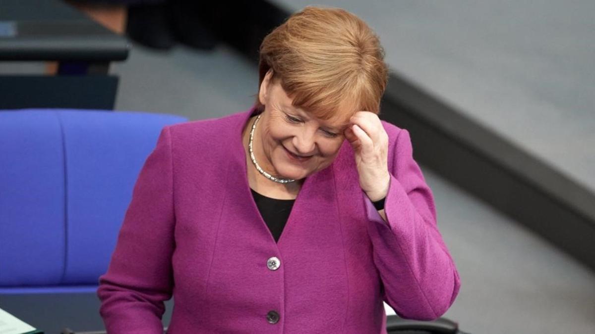 Angela Merkel en el Bundestag, expliando sus objetivos para la cumbre europea.