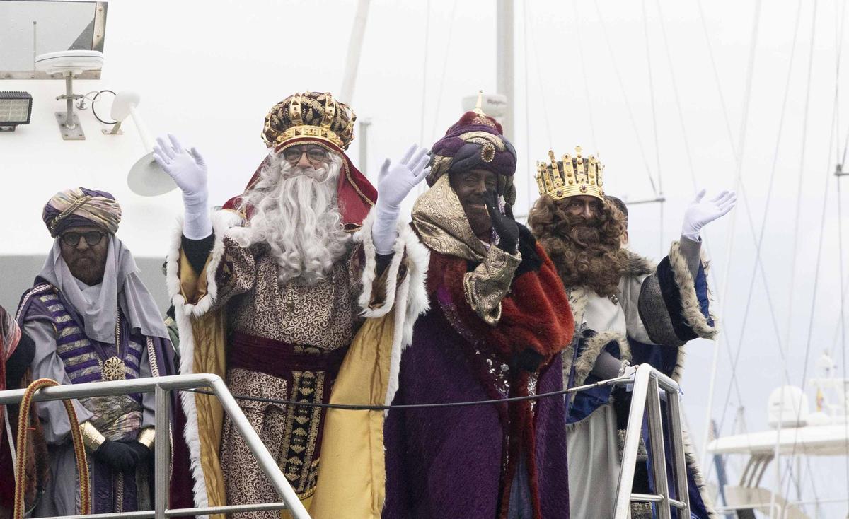 Los Reyes Magos llegan al puerto de Alicante en una tarde marcada por el frío y la lluvia