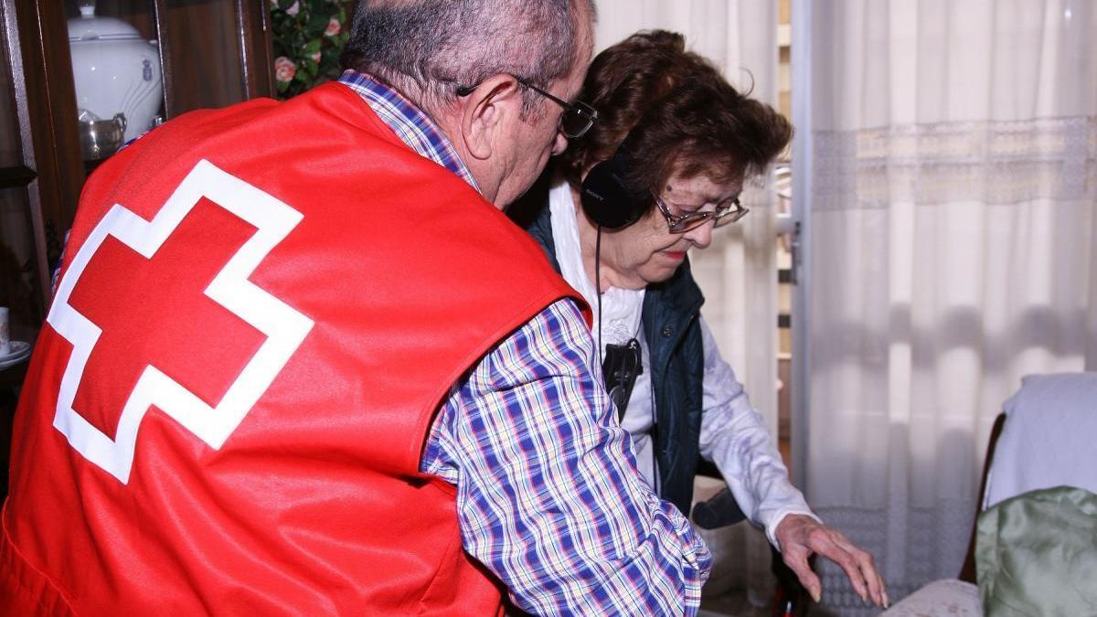 Más de 160 personas cuidadoras reciben en Córdoba el apoyo de Cruz Roja