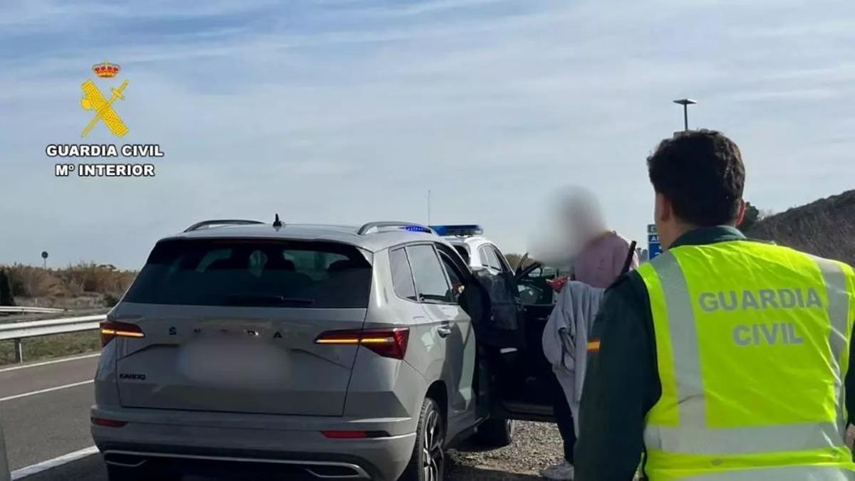 Momento en el que los guardia civiles se disponen a asistir el parto.