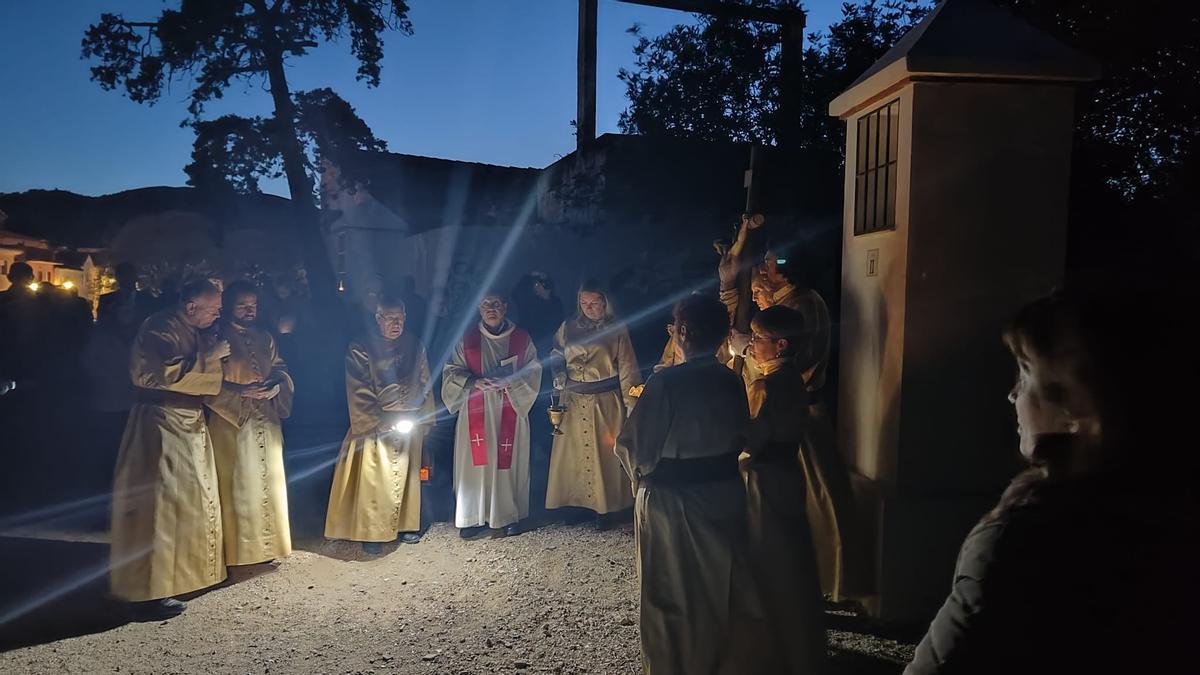 Un momento del vía crucis de la noche del Martes Santo en el que tuvo lugar la bendición del calvario de Beniopa.