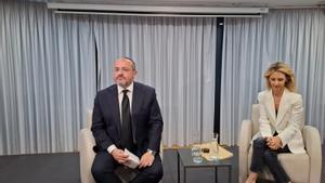 07/04/2025 El líder del PP catalán, Alejandro Fernández, junto a la diputada del PP Cayetana Álvarez de Toledo, durante la presentación de su libro A calzón quitao (Esfera de los libros), en el Círculo de Bellas Artes de Madrid. POLITICA