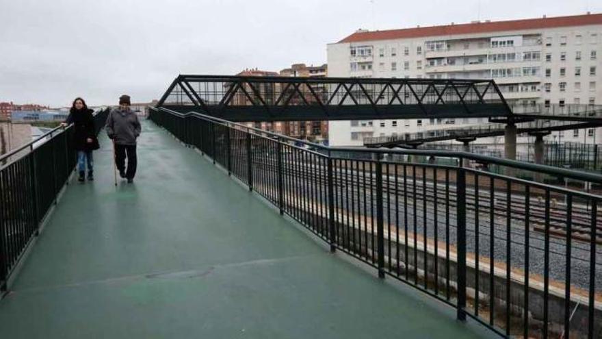 Pasarela peatonal sobre las vías del AVE en Peña Trevinca, abierta por fin para su uso ciudadano.