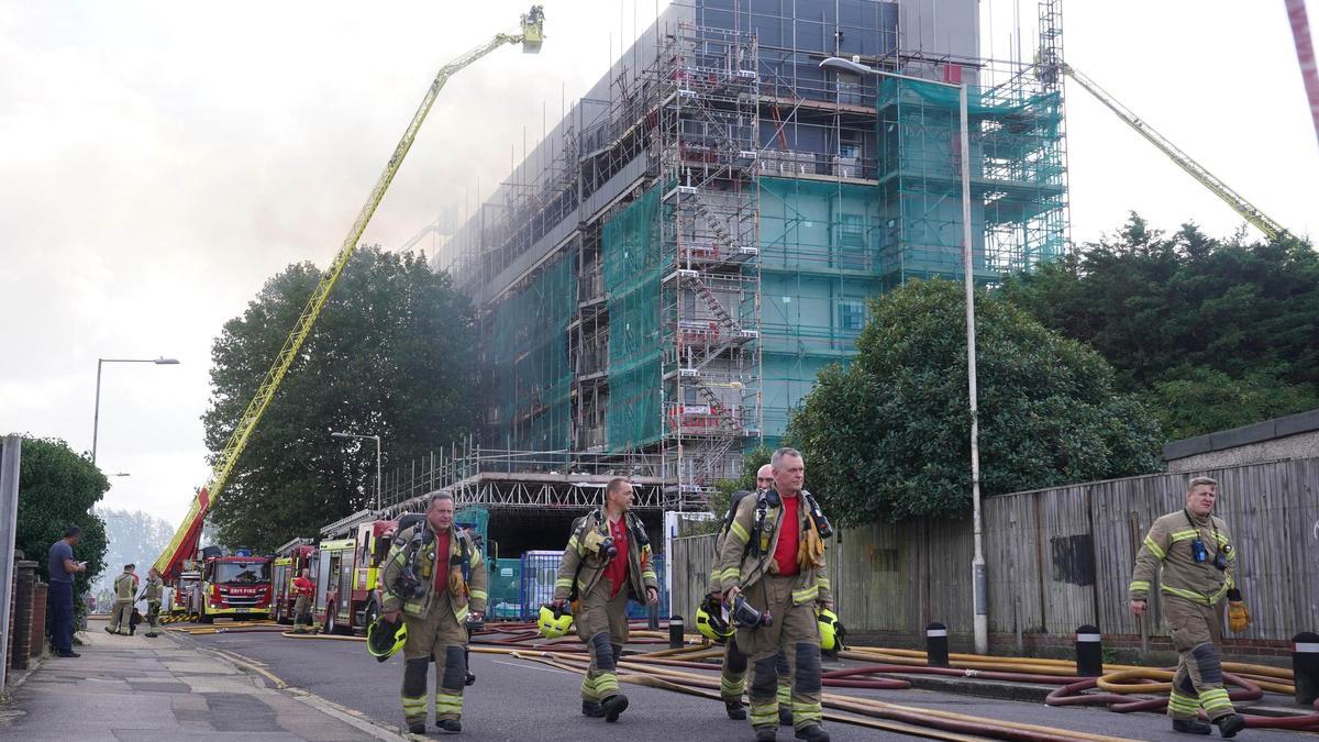 Un gran incendio en un edificio de Londres obliga a evacuar a un centenar de personas