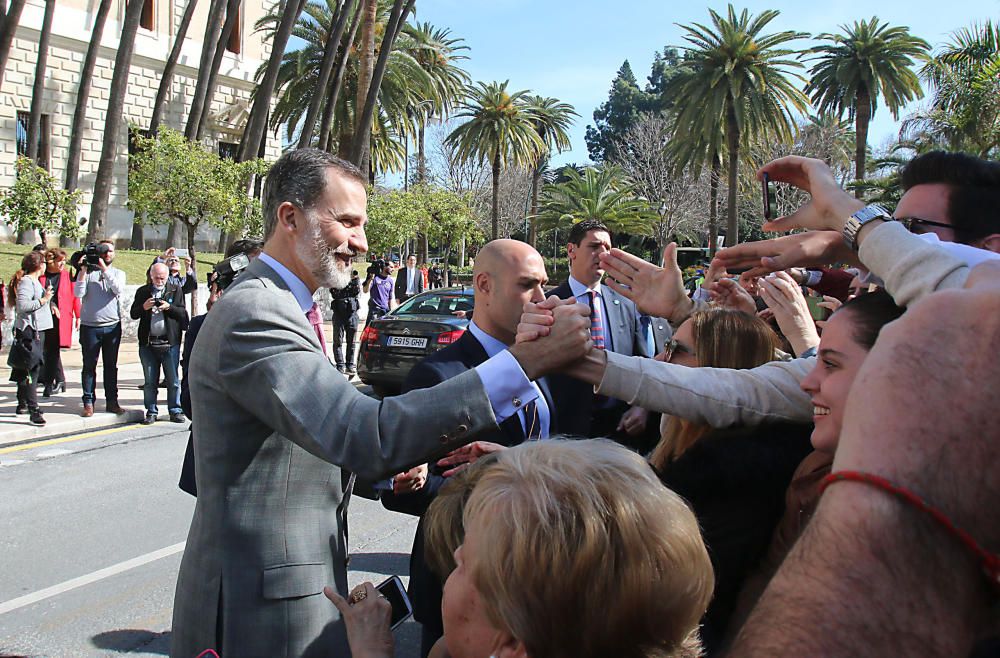 El rey se mostró muy amable con el público alrededor del Palacio de la Aduana, antes y después de su visita al Museo de Málaga.