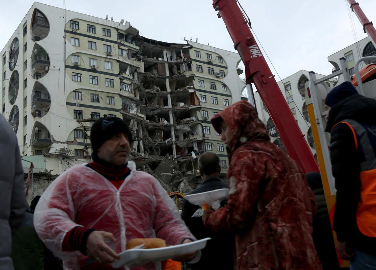 Las víctimas del terremoto en Turquía se refugian en tiendas de campaña en Diyarbakir