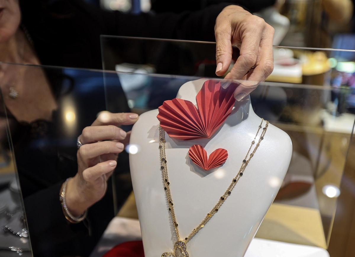 Una joyería prepara decoración por San Valentín.