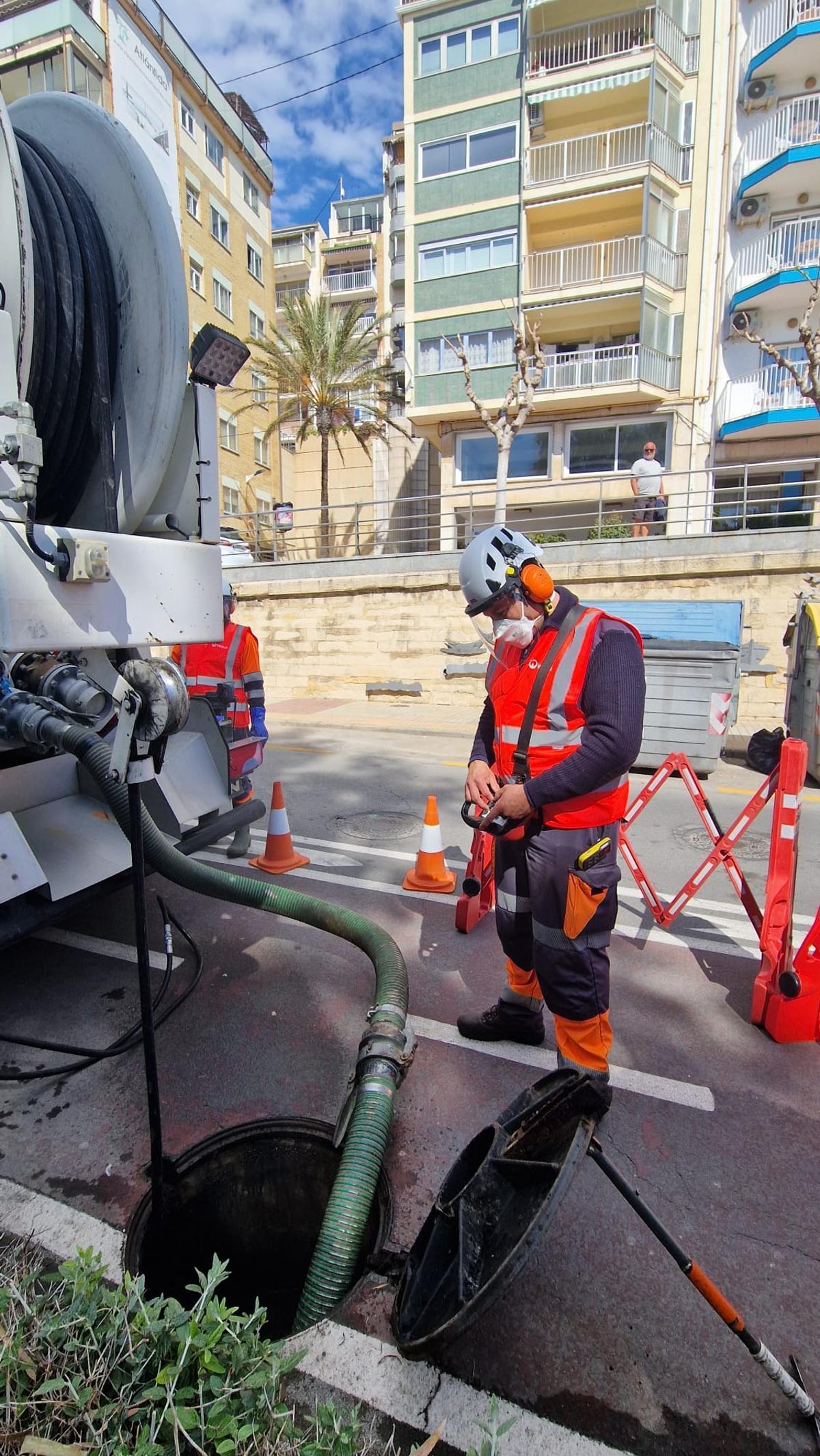 Estas actuaciones, ejecutadas conjuntamente entre el Ayuntamiento y el concesionario de la gestión del ciclo del agua en la localidad, Veolia, resultan fundamentales para preservar la calidad del agua, proteger el litoral y cumplir con la normativa ambiental.