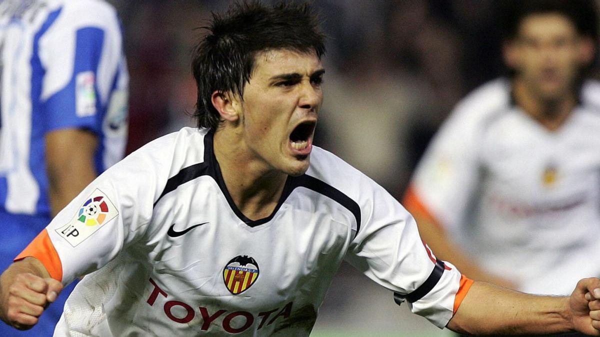 David Villa celebra un gol con el Valencia durante su etapa en el conjunto de Mestalla.