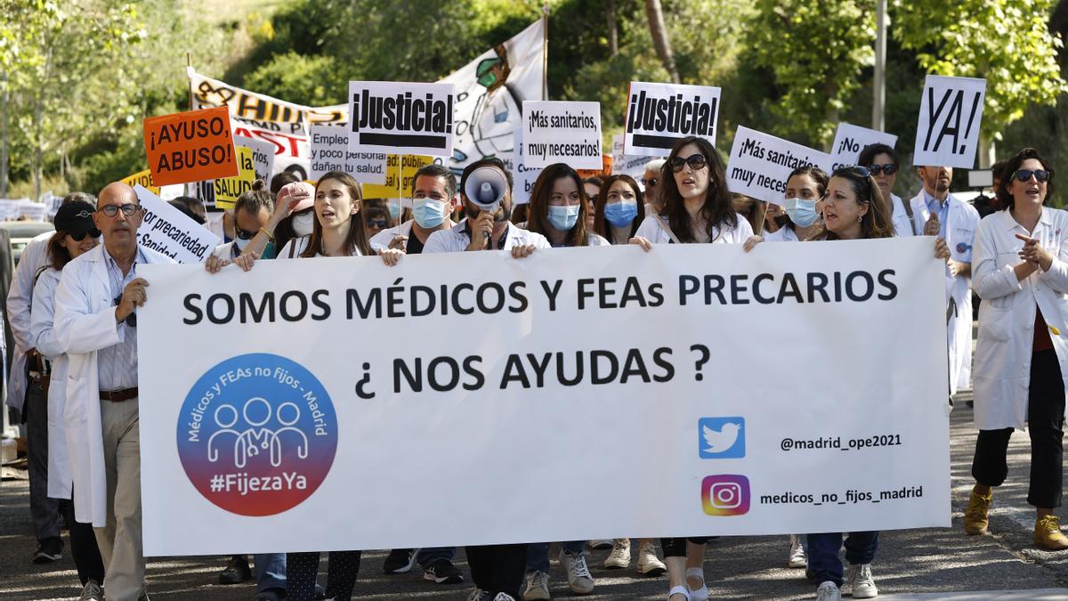 Cientos de médicos especialistas de Madrid protestan contra la temporalidad.