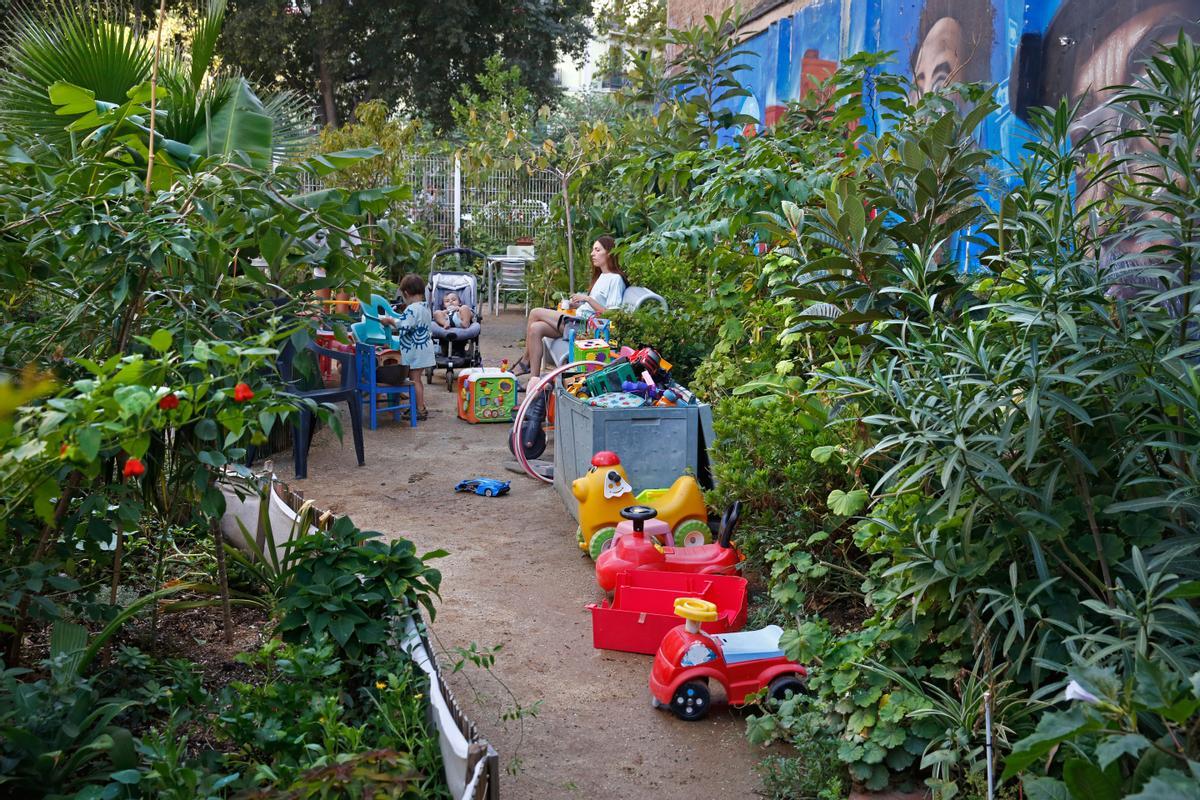 Espai Nur, pequeño jardin en el cruce de Calàbria con Consell de Cent, gestionado por los vecinos