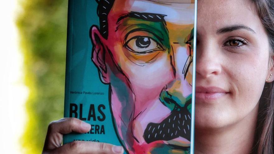 Verónica Pavés con su libro sobre Blas Cabrera. | |