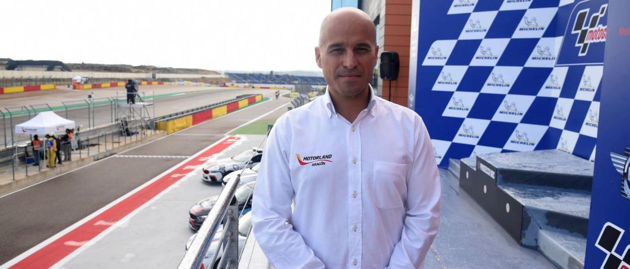El gerente de Motorland, Santiago Abad, en el podio del circuito en 2019, el último gran premio disputado con público. | ÁNGEL DE CASTRO