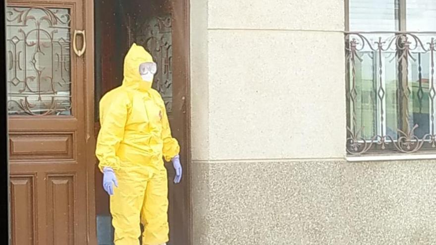 Un sanitario con trajes de protección contra el coronavirus llega a Vezdemarbán.