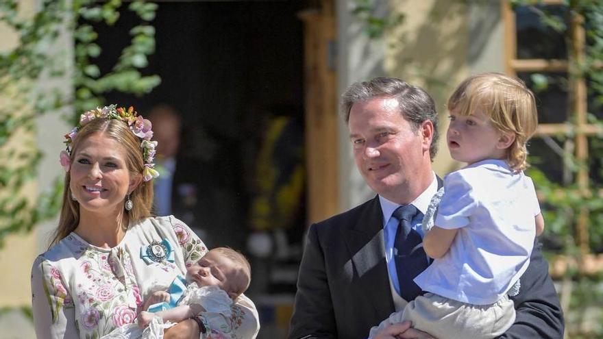 La princesa Madeleine, con Adrienne en brazos, junto a su marido, Christopher O&#039;Neill, y los otros hijos de la pareja.