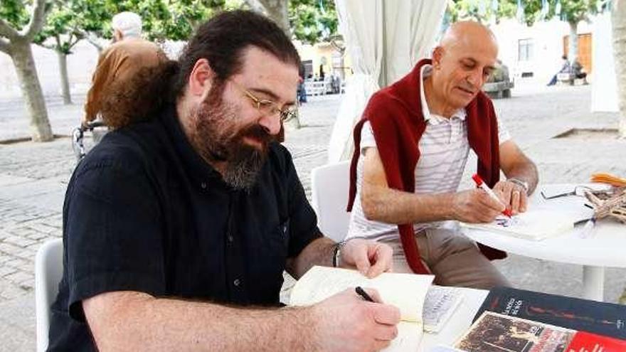 Luis Ingelmo y Benares firman libros