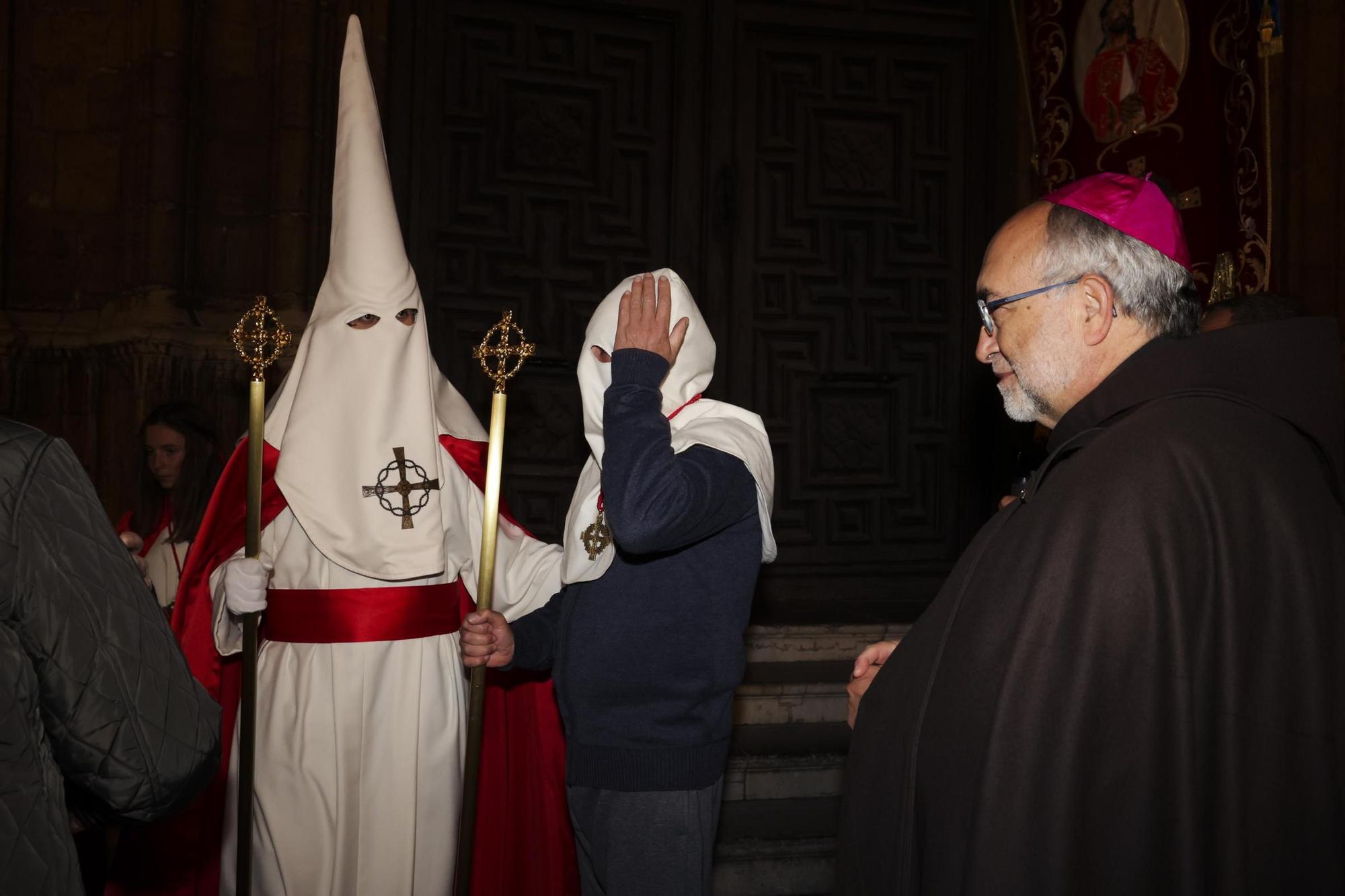 "Toda su vida fue maltratado y finalmente alguien miraba por él": las fotos de la procesión de Jesús Cautivo en Oviedo