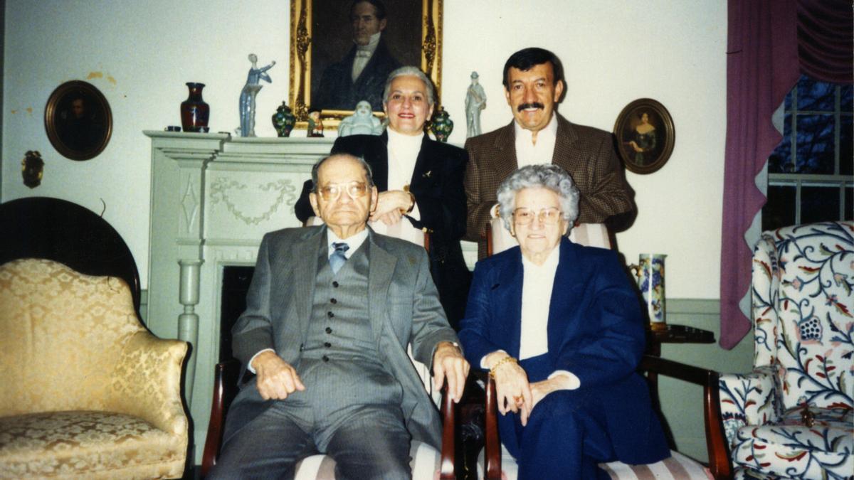 Óscar López, con sus padres y su hermana Angelina.