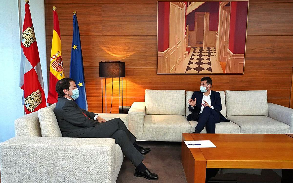 El presidente Mañueco y el líder de la oposición, Luis Tudanca, durante su reunión de ayer.