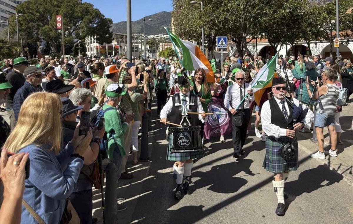 El desfile en honor a San Patricio por las calles de Arroyo de la Miel. | F. E.