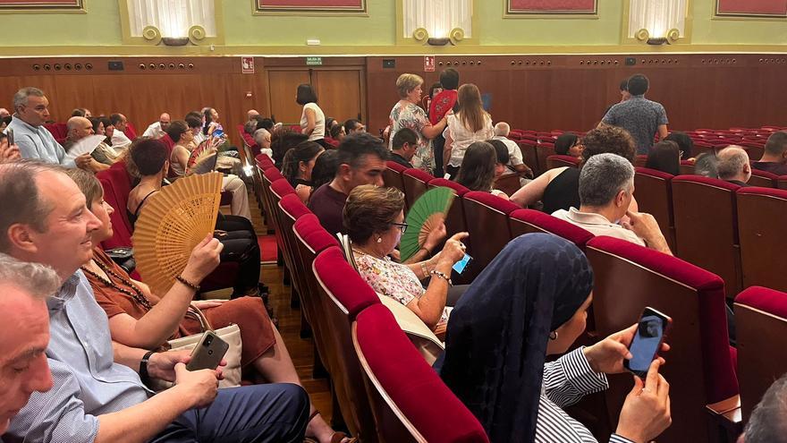 Vídeo: Público abanicándose en el interior del teatro de Nules