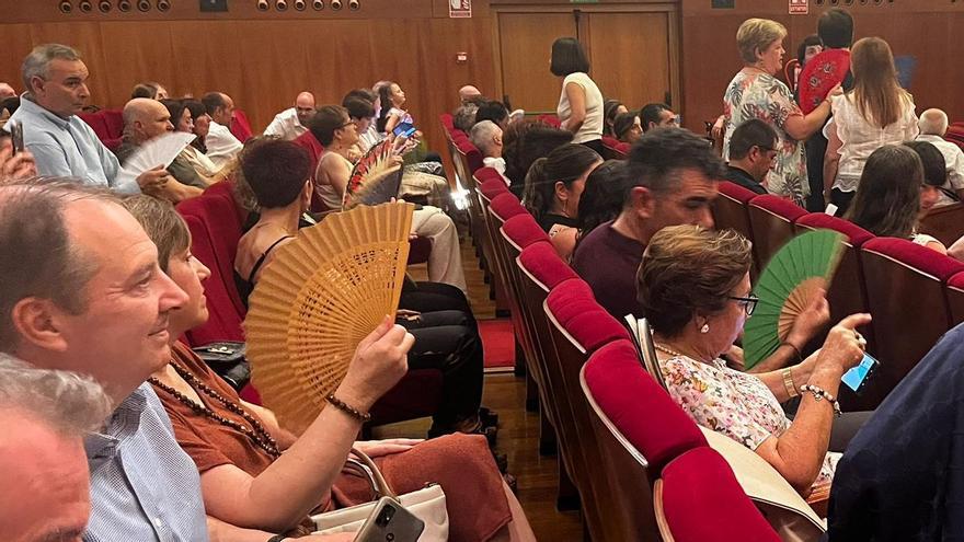 El suplicio de asistir al teatro de un pueblo de Castellón: «El calor es insoportable»