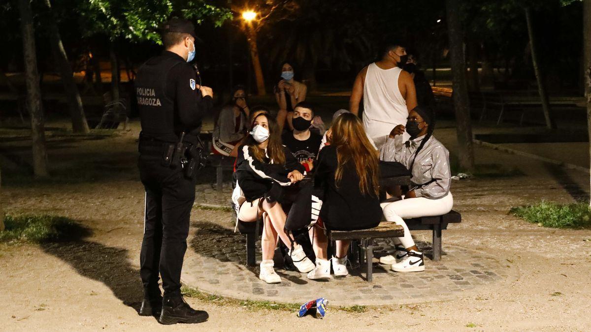 La Policía interviene en un botellón en Zaragoza.