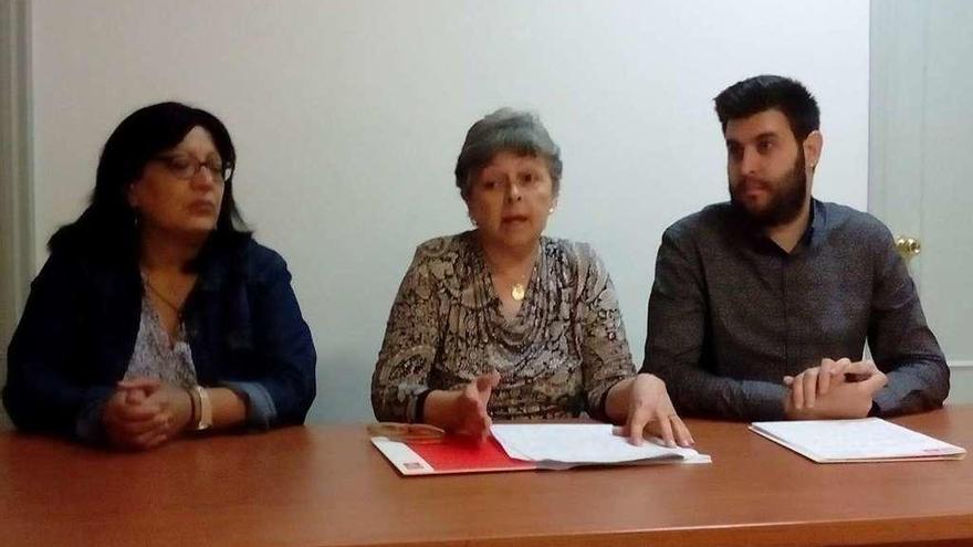 Coral González-Haba, en el centro, con otros miembros de la agrupación local del PSOE. // FdV