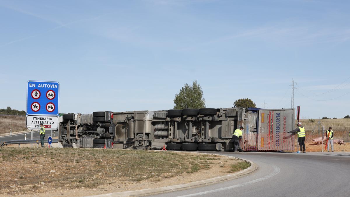 Camión volcado tras el accidente.