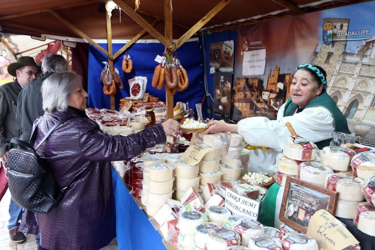 La lluvia desluce el Mercado Medieval