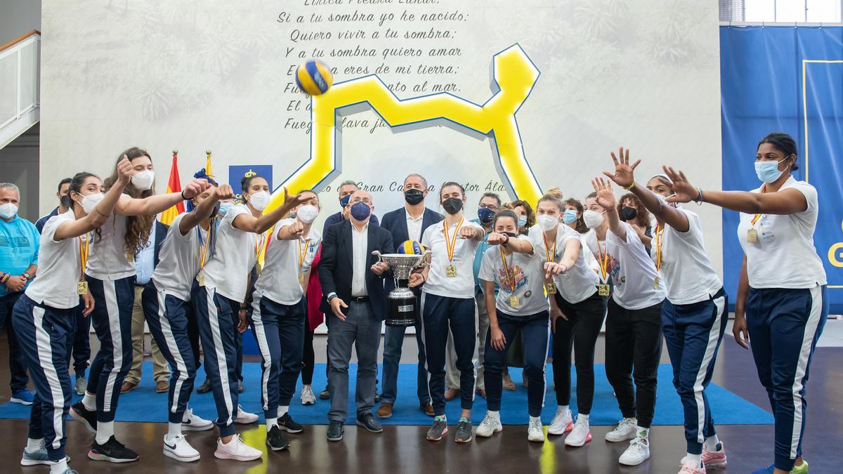 El presidente del Cabildo de Gran Canaria, Antonio Morales, con las jugadoras del CCO 7 Palmas.