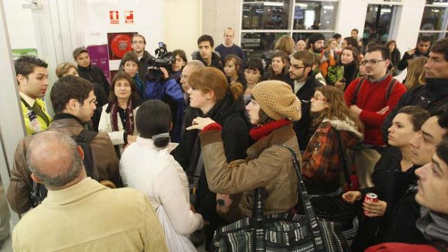 Usuaris del ferrocarril intentant reclamar explicacions.