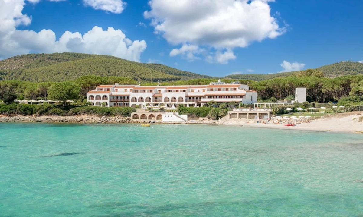 Cerdeña: cuatro noches junto al mar en Hotel Punta Negra desde 643 euros