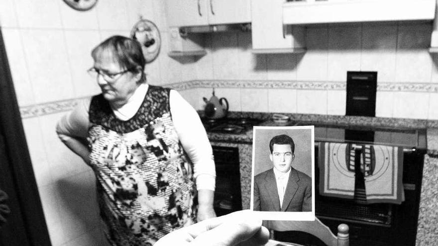 La hermana del secuestrado, María Álvarez, en su casa de Ramirás junto a una foto de juventud de su hermano.