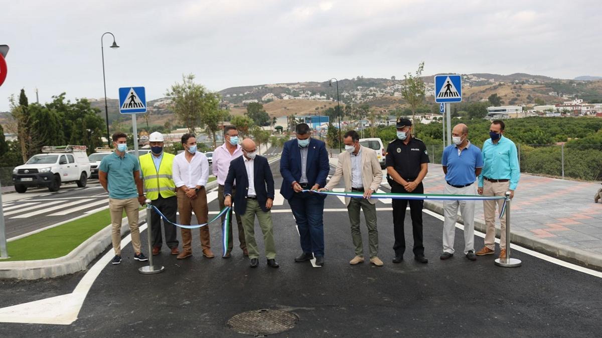 El alcalde de Mijas, Josele González, inaugura el nuevo vial de Las Lagunas.