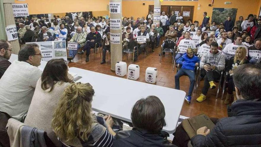 Un momento de la tensa reunión del equipo de gobierno con los vecinos, ayer en Baredo. // Cristina Graña